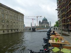 Berliner Dom zwischen Baukränen und Baugerüsten