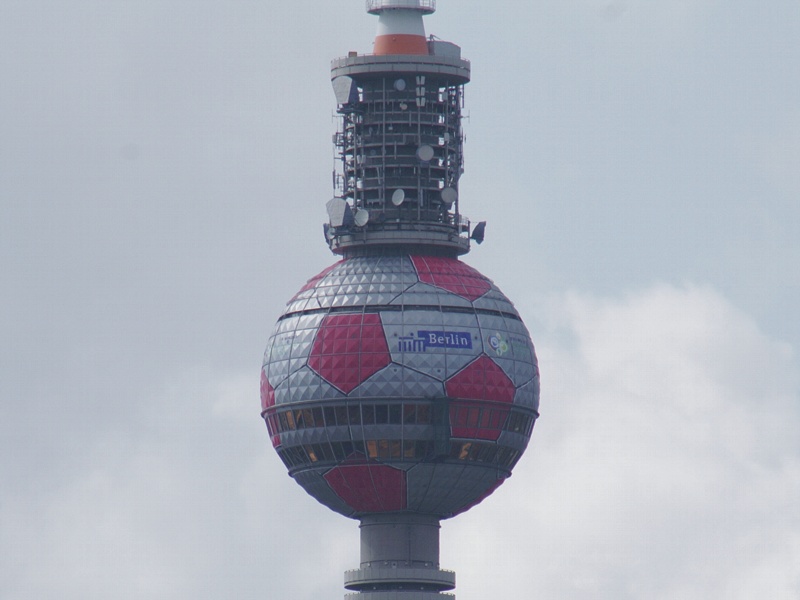 Berliner Fernsehturm als Fußball