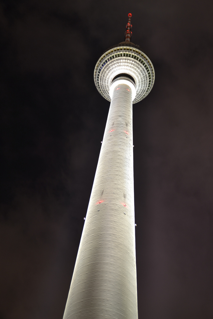 Berliner Fernsehturm bei Nacht
