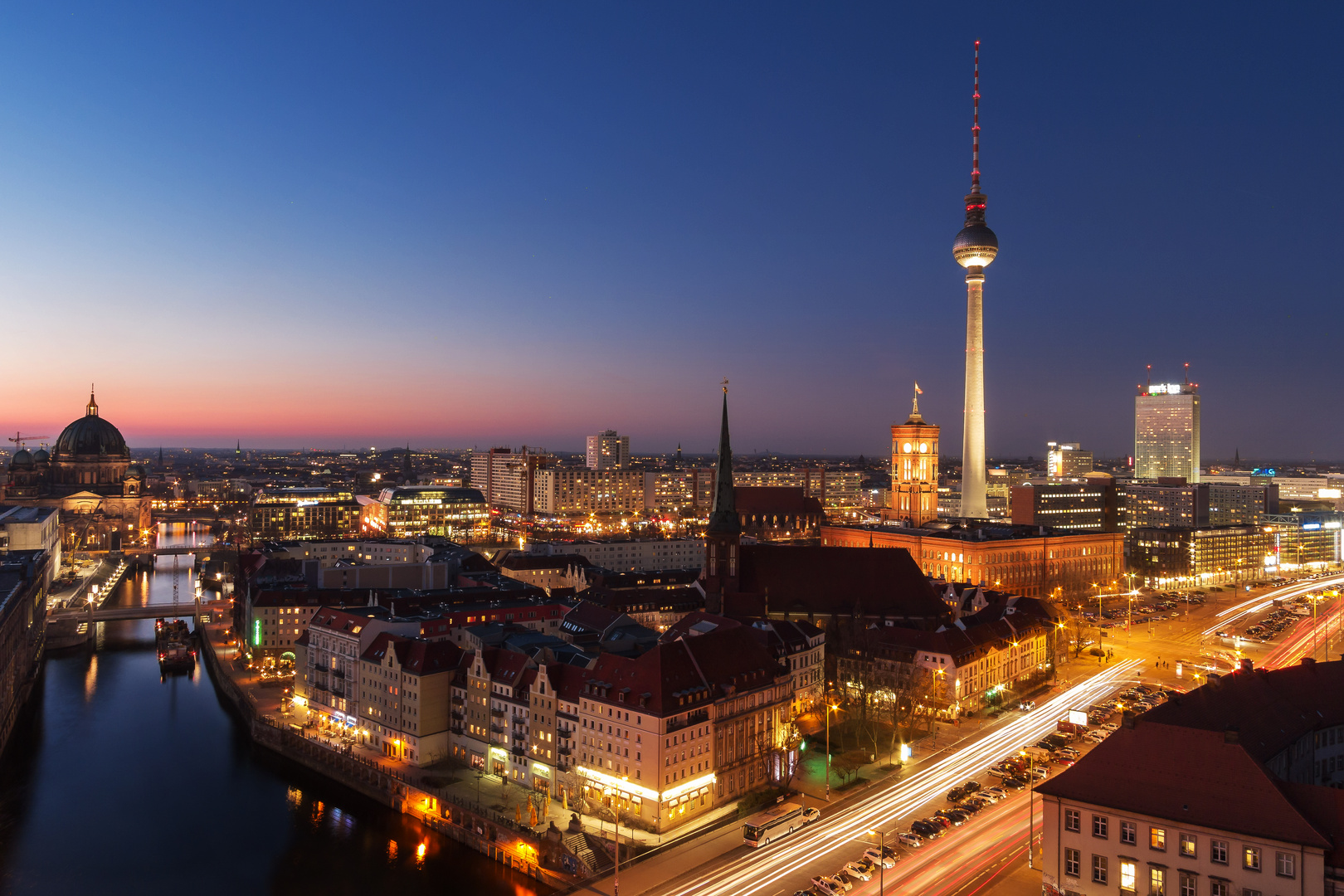 Berliner Fernsehturm bei Nacht