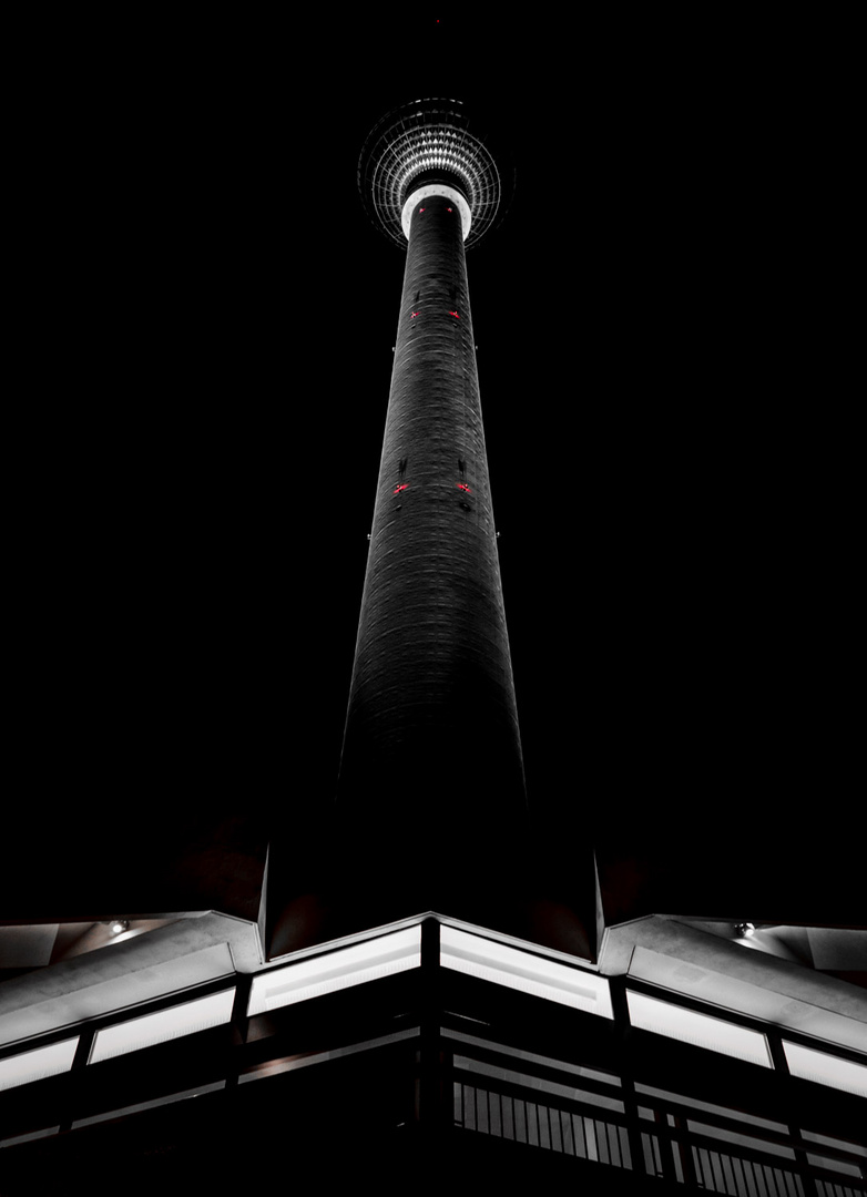 Berliner Fernsehturm bei Nacht