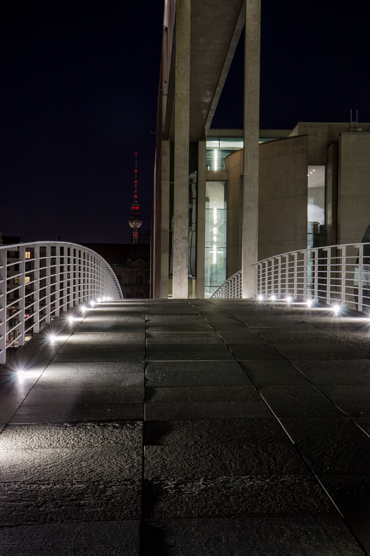 Berliner Fernsehturm bei Nacht