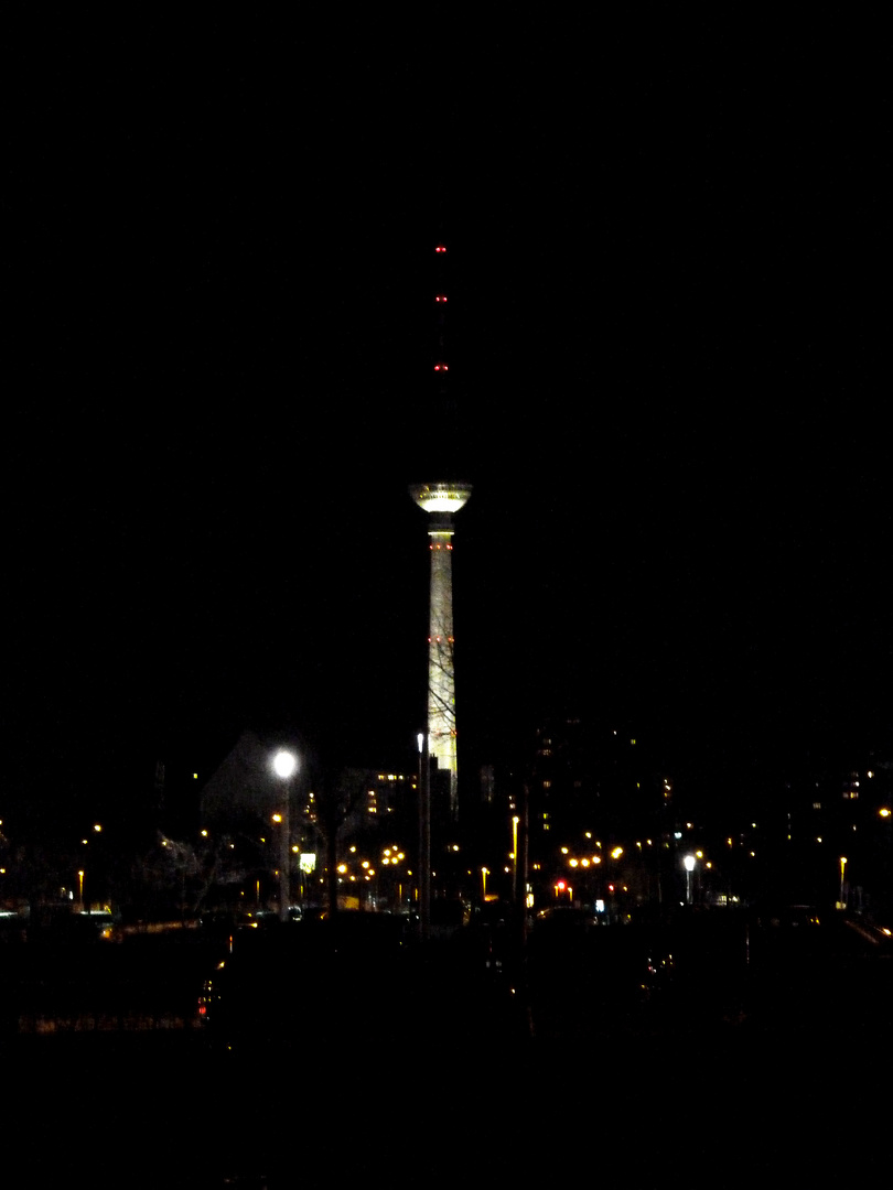 Berliner Fernsehturm bei Nacht