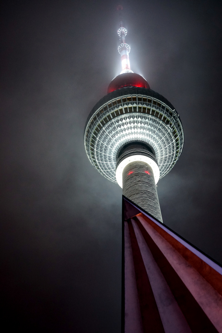 Berliner Fernsehturm bei Nacht und Nebel