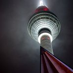 Berliner Fernsehturm bei Nacht und Nebel