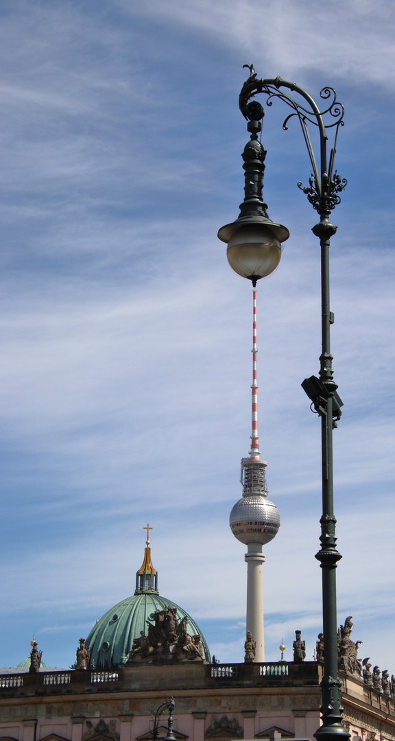 Berliner Fernsehturm bildet mit einer Lampe ein O