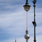 Berliner Fernsehturm bildet mit einer Lampe ein O