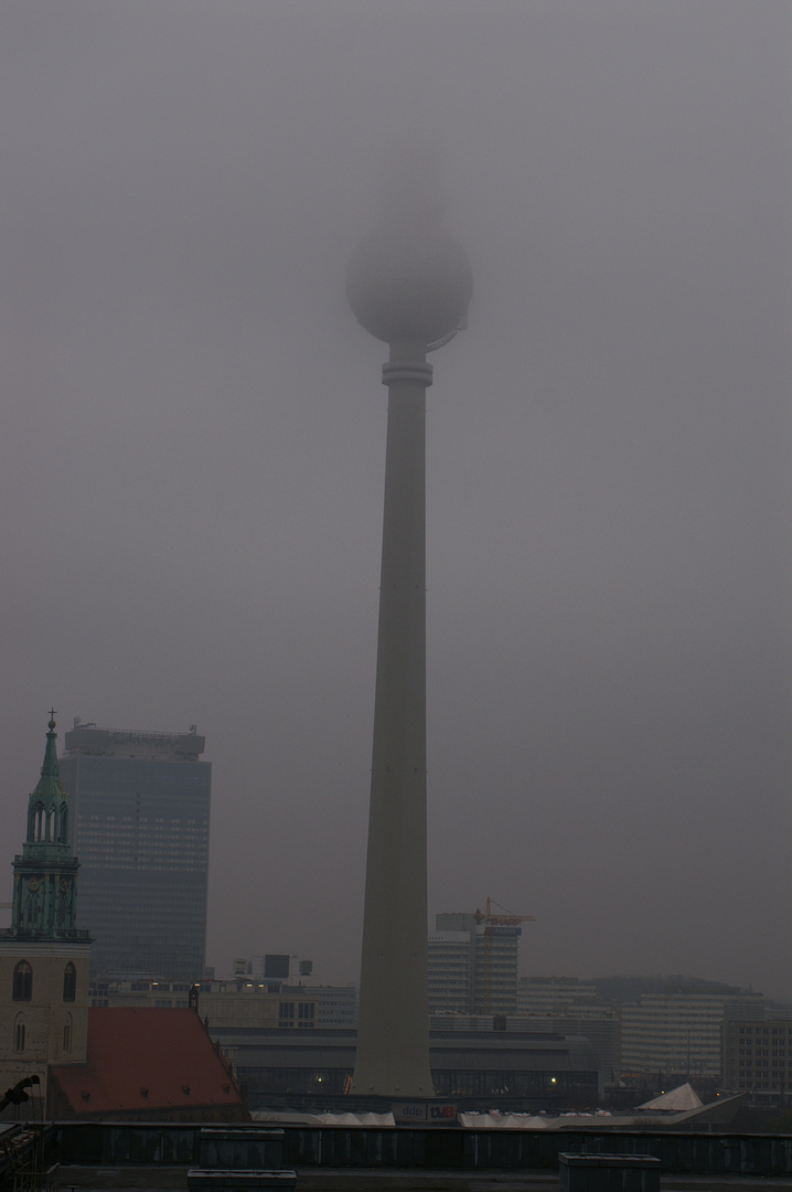 Berliner Fernsehturm im Nebel
