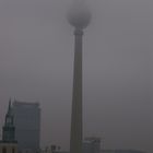 Berliner Fernsehturm im Nebel