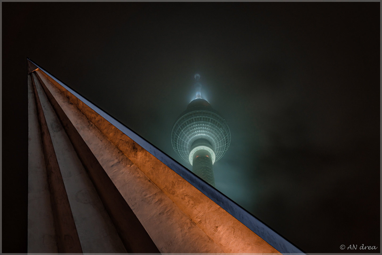 Berliner Fernsehturm im Nebel