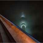 Berliner Fernsehturm im Nebel