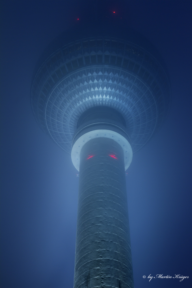 Berliner Fernsehturm im Nebel