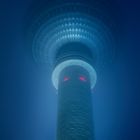 Berliner Fernsehturm im Nebel