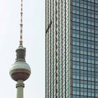 Berliner Fernsehturm mit Hochhaus