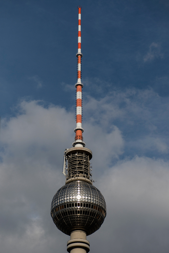 Berliner Fernsehturm mit Kreuz