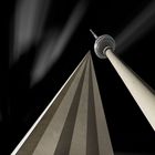 Berliner Fernsehturm mit Teil des Eingangsgebäude