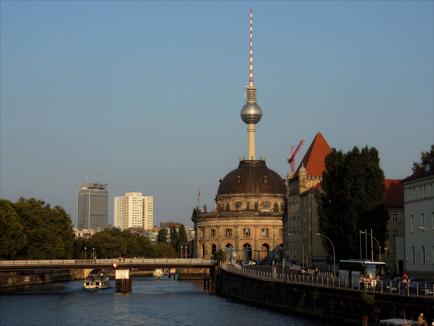 Berliner Fernsehturm mittig