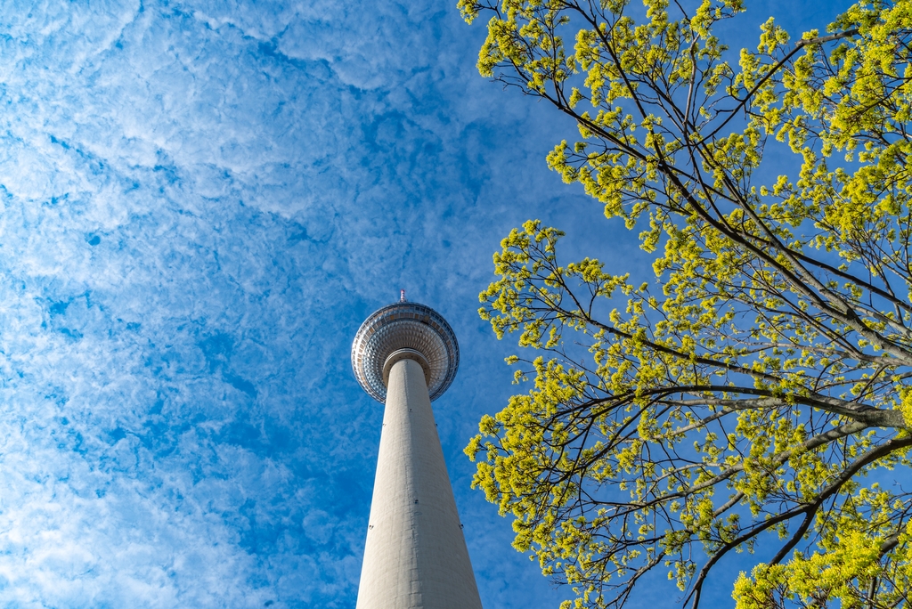 Berliner Fernsehturm umhüllt von prächtigen Farben