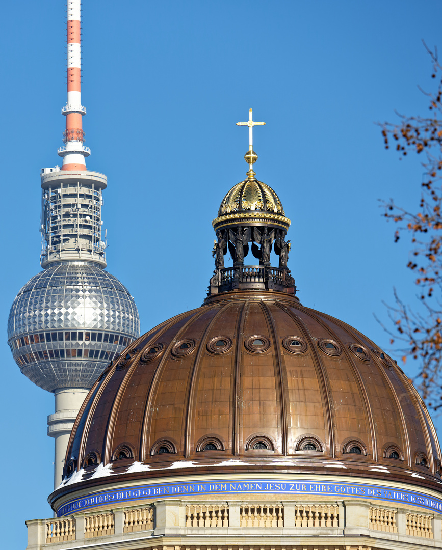 Berliner Fernsehturm und Berliner Schloß, 2 Kreuze