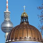 Berliner Fernsehturm und Berliner Schloß, 2 Kreuze