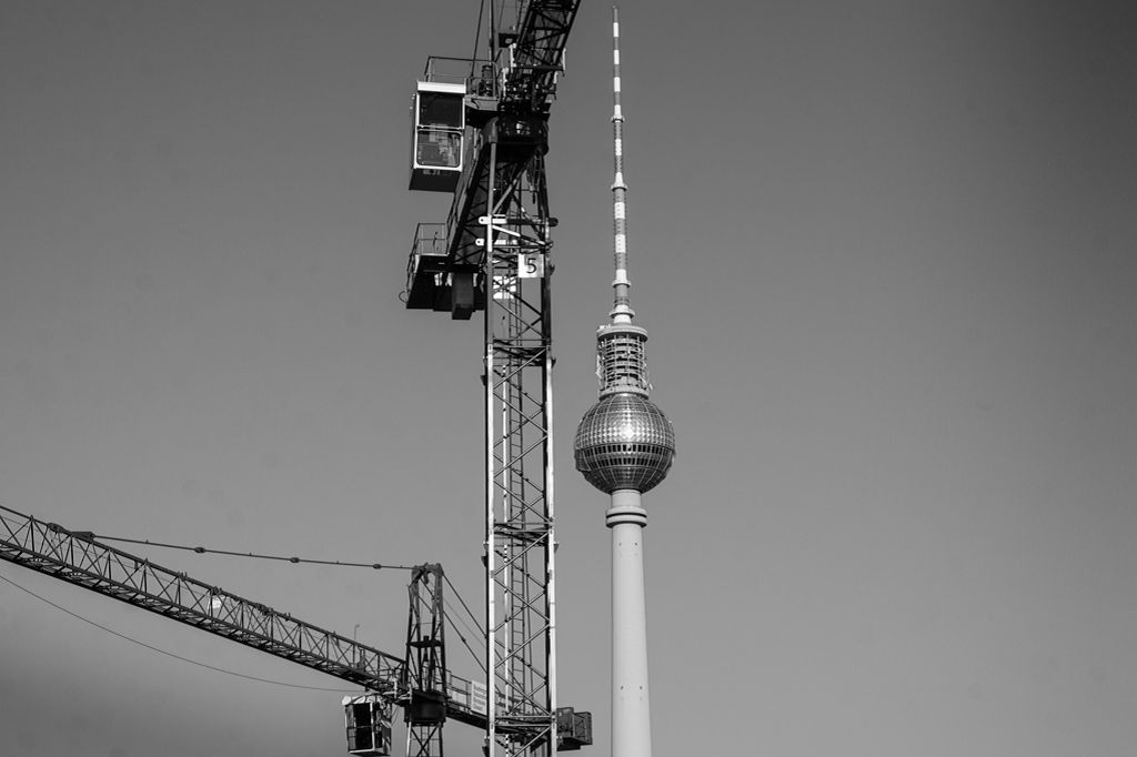 Berliner Fernsehturm und Kräne