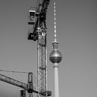 Berliner Fernsehturm und Kräne