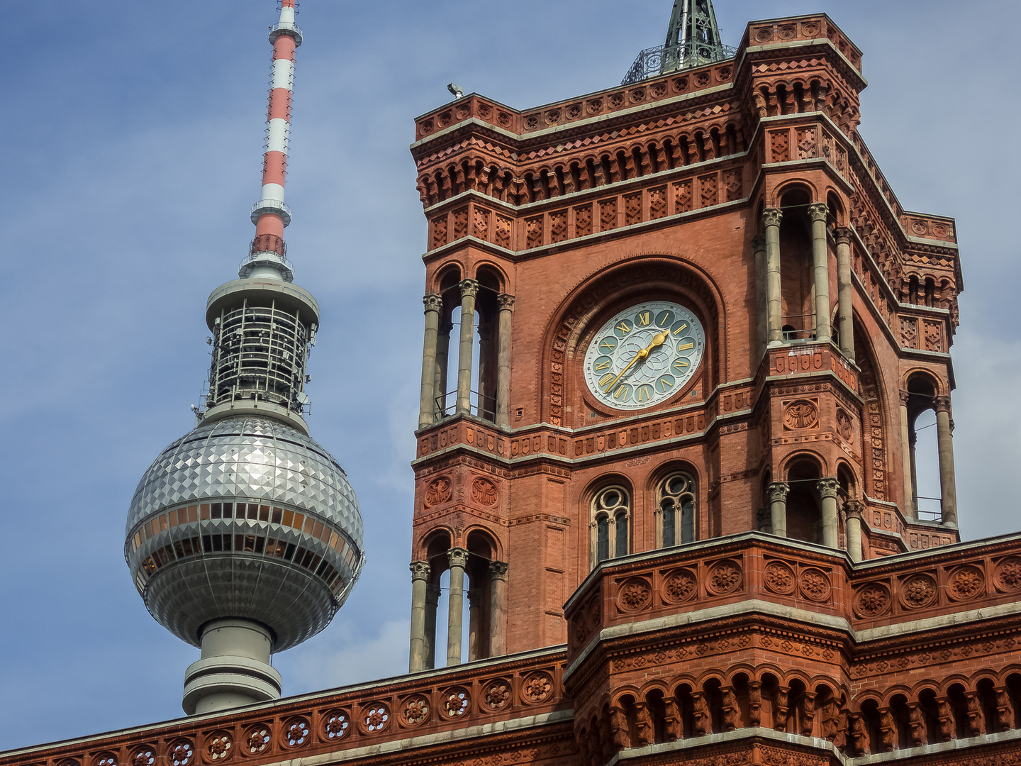 Berliner Fernsehturm und Rotes Rathaus - Alexanderplatz - Berlin Mitte im Sommer