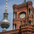 Berliner Fernsehturm und Rotes Rathaus - Alexanderplatz - Berlin Mitte im Sommer