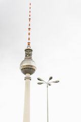 Berliner Fernsehturm und Straßenlampe