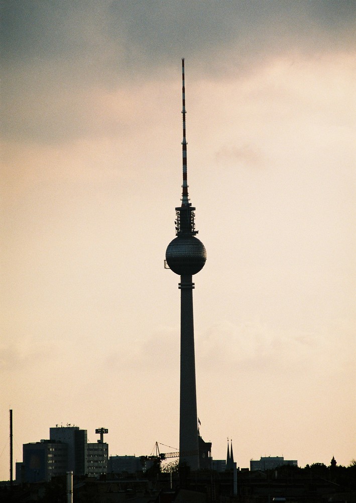 berliner fernsehturm - vom dach eines altbaus in prenzelberg