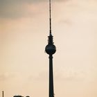 berliner fernsehturm - vom dach eines altbaus in prenzelberg