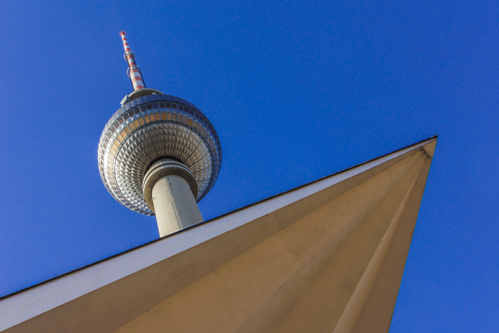 Berliner Fernsehturm von unten