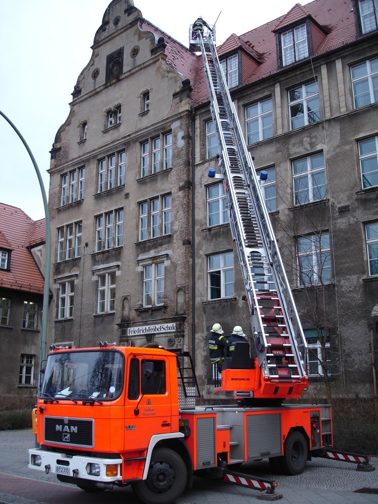 Berliner Feuerwehr: Alarmierungsstichwort TH Bauteile