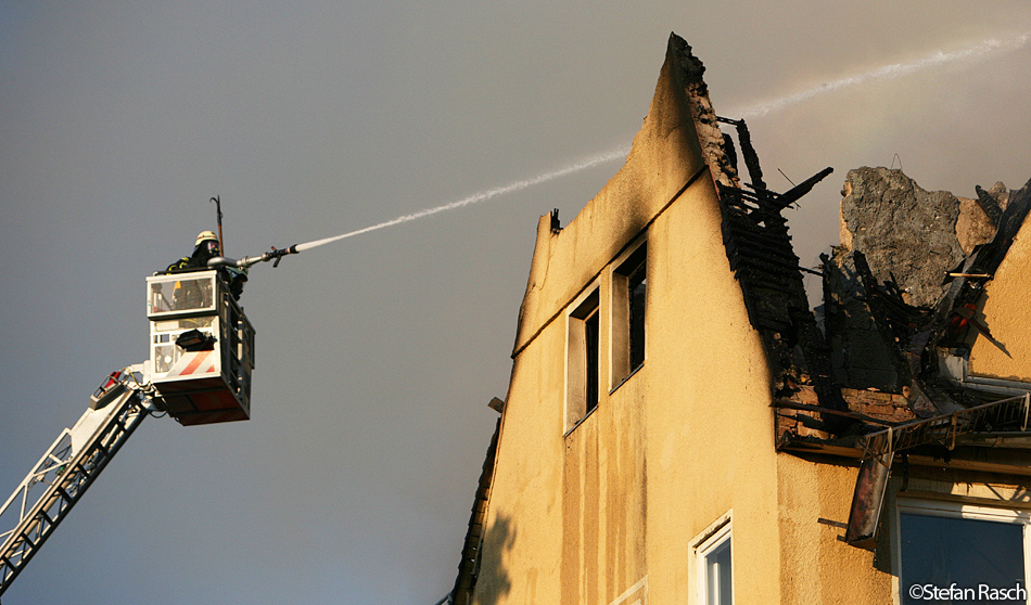 BERLINER FEUERWEHR - Brandbekämpfung über DLK