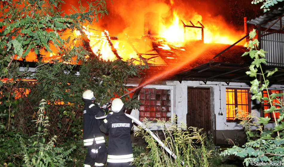 BERLINER FEUERWEHR - Feuer 2 Staffeln - Zentralfriedhof Friedrichsfelde