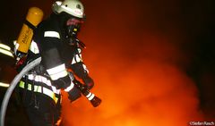 BERLINER FEUERWEHR - Feuer Wasserfahrzeug 2 Staffeln - brennt Sportboot am Bundesratufer