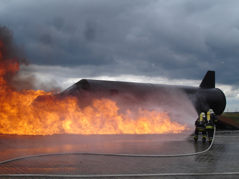 Berliner Feuerwehr: Flugzeug brennt