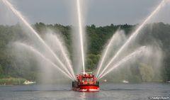 BERLINER FEUERWEHR - Löschboot III gibt Wasser