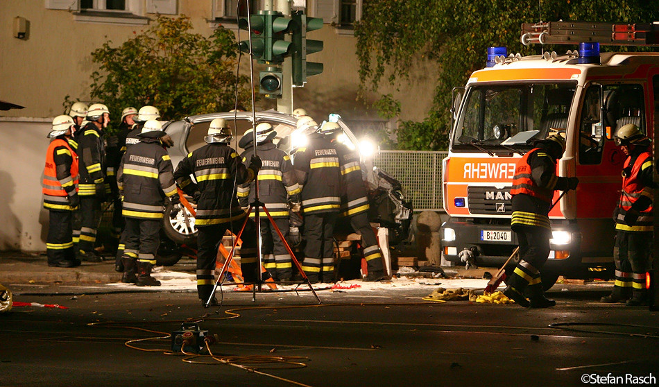 BERLINER FEUERWEHR - Schwerer Verkehrsunfall - Berlin Wilmersdorf