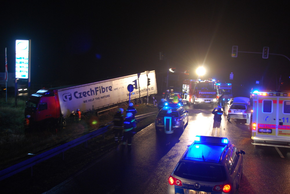 Berliner Feuerwehr: Verkehrsunfall LKW mit 4 PKW