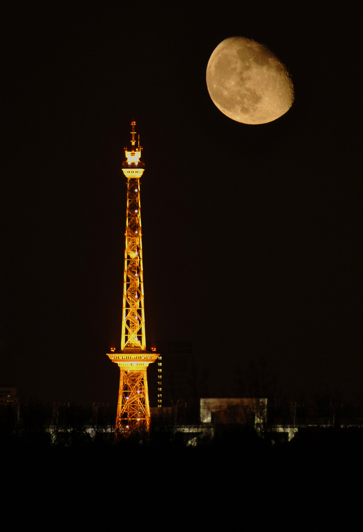 Berliner Funkturm bei Nacht