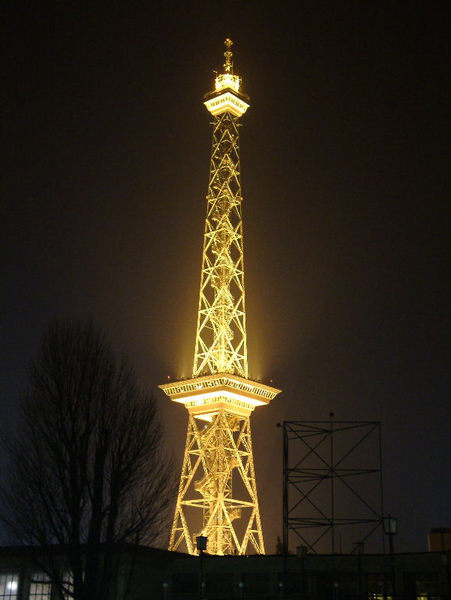 Berliner Funkturm bei Nacht