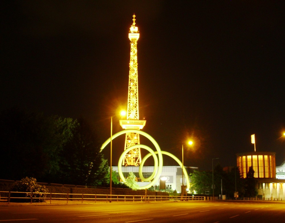 Berliner Funkturm bei Nacht