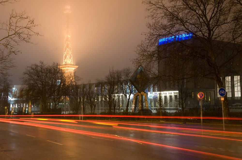 Berliner Funkturm im Nebel