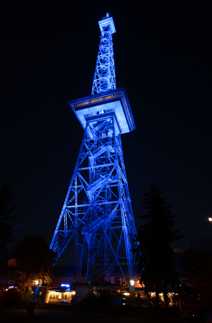 Berliner Funkturm in blau