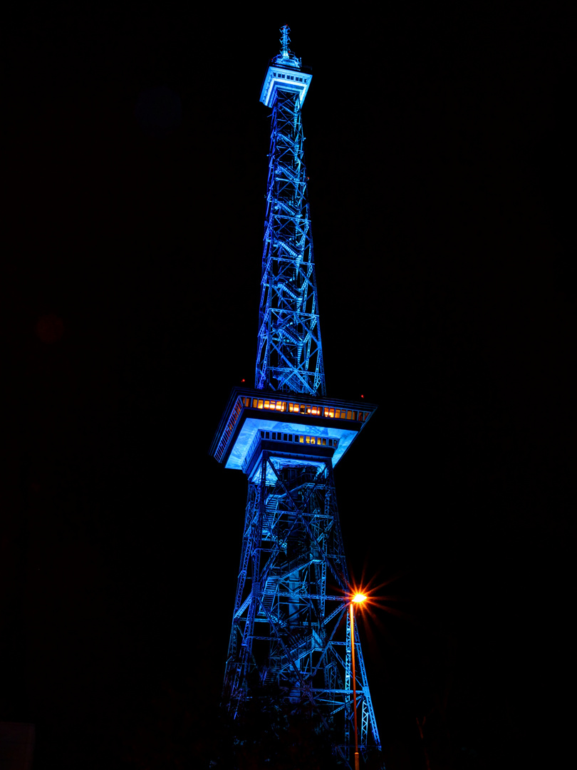 Berliner Funkturm in blau