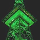 Berliner Funkturm in grünem Licht