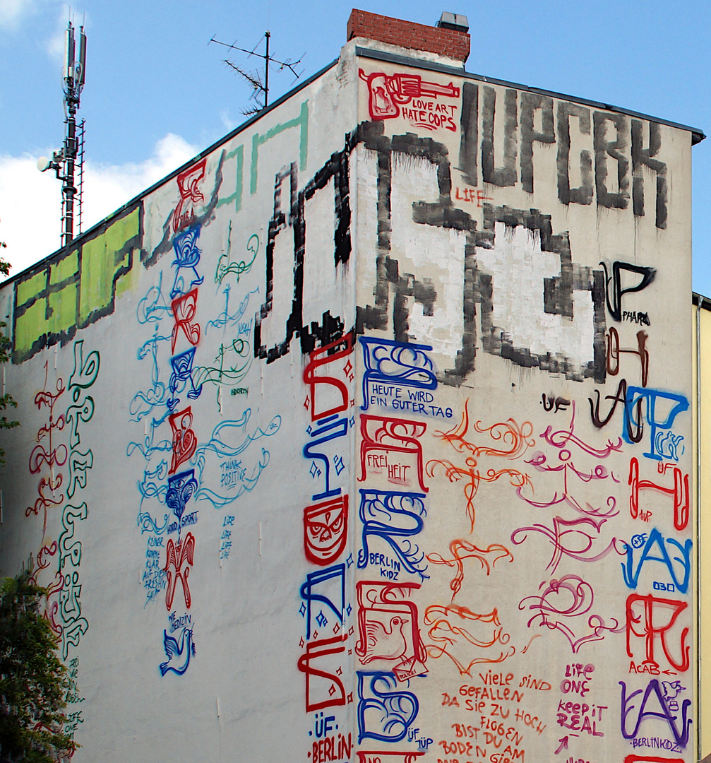 Berliner Graffiti 1UP und ÜF Ornamente und Sprüche Foto & Bild