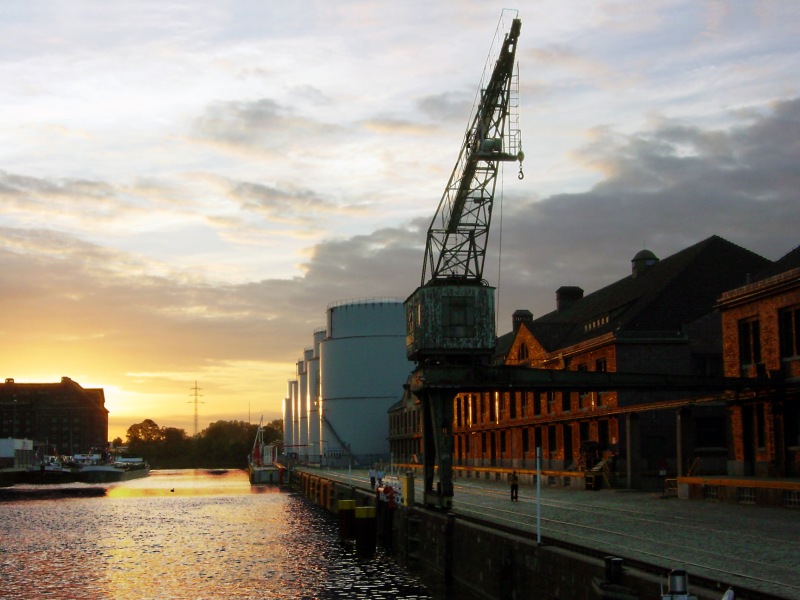 Berliner Hafen bei Sonnenuntergang