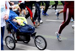 Berliner Halbmarathon 2008 - X - Im Kinderwagen ...